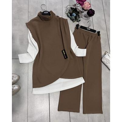 Suit with Three Buttons on the Shoulder.Milk Coffee